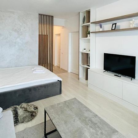 Q Royal Apartment - Palas Center Jászvásár Kültér fotó