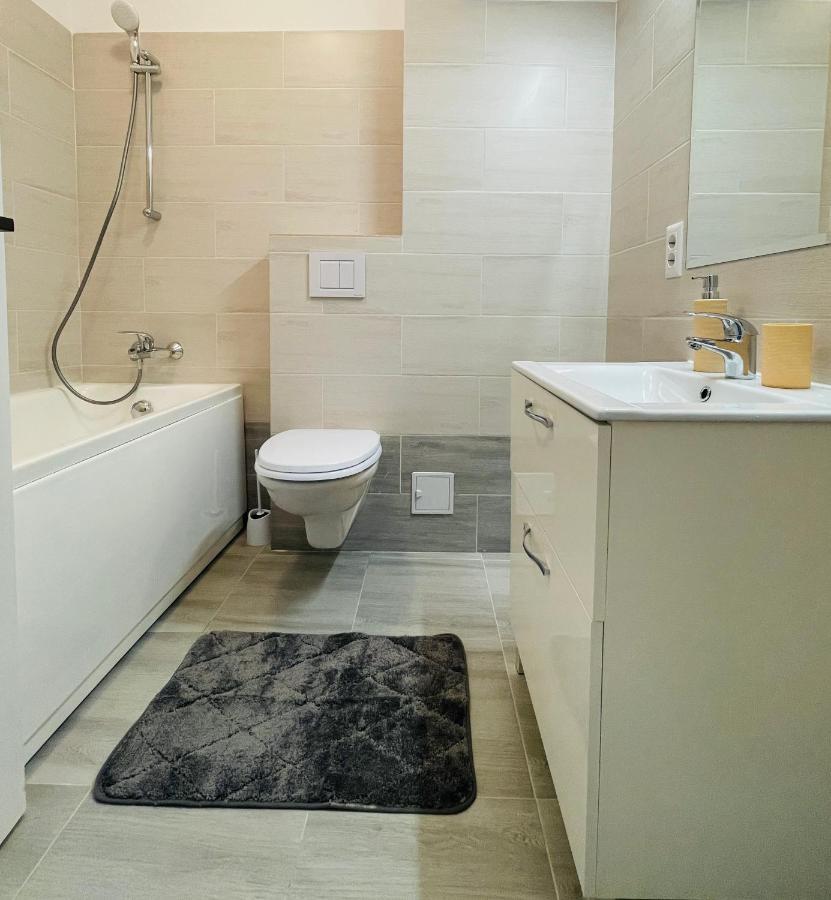 Q Royal Apartment - Palas Center Jászvásár Kültér fotó